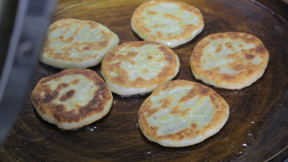 中國傳統(tǒng)美食肉餡餡餅煎制過程